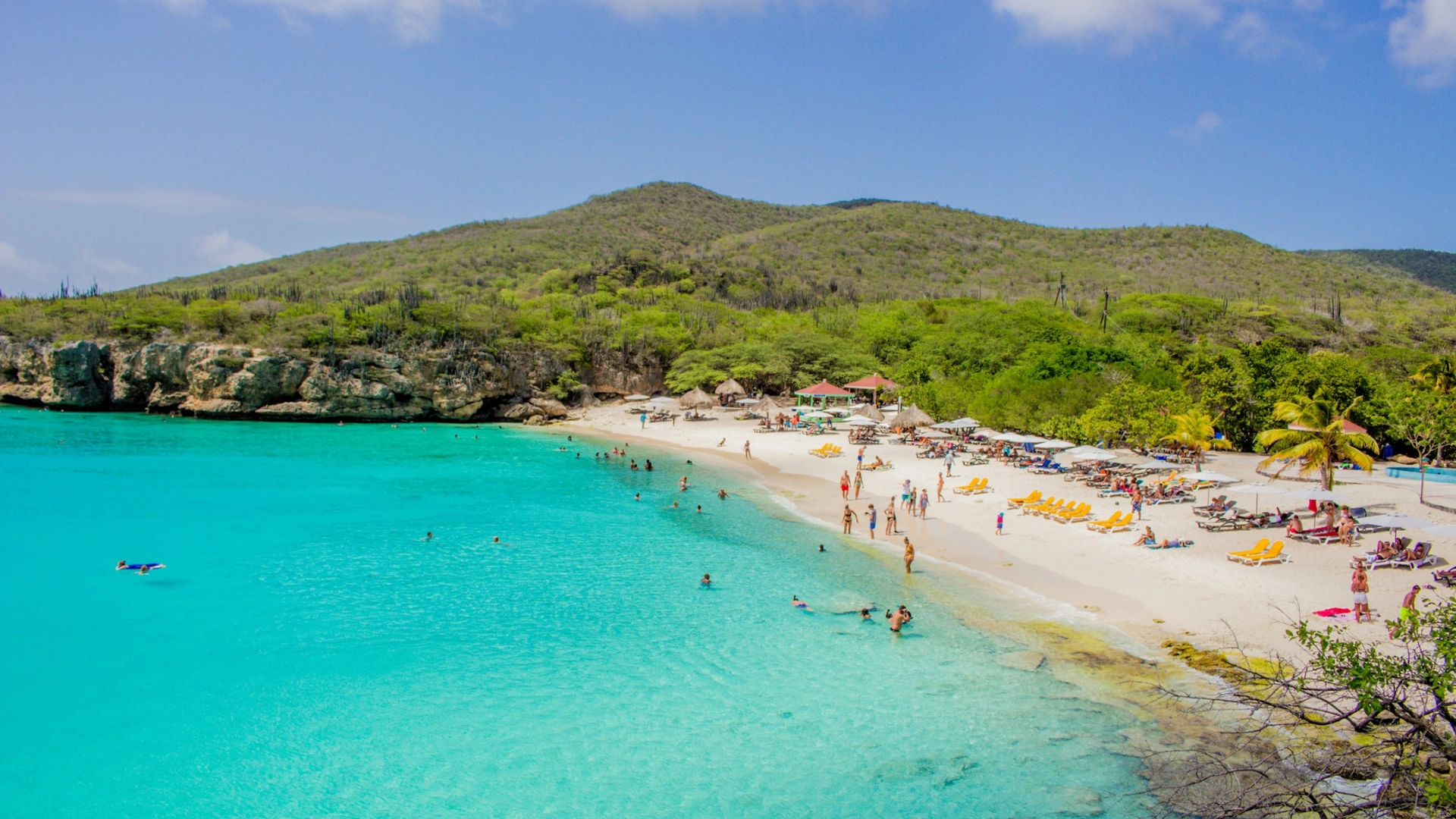Playa real de Curaçao con agua turquesa y arena clara
