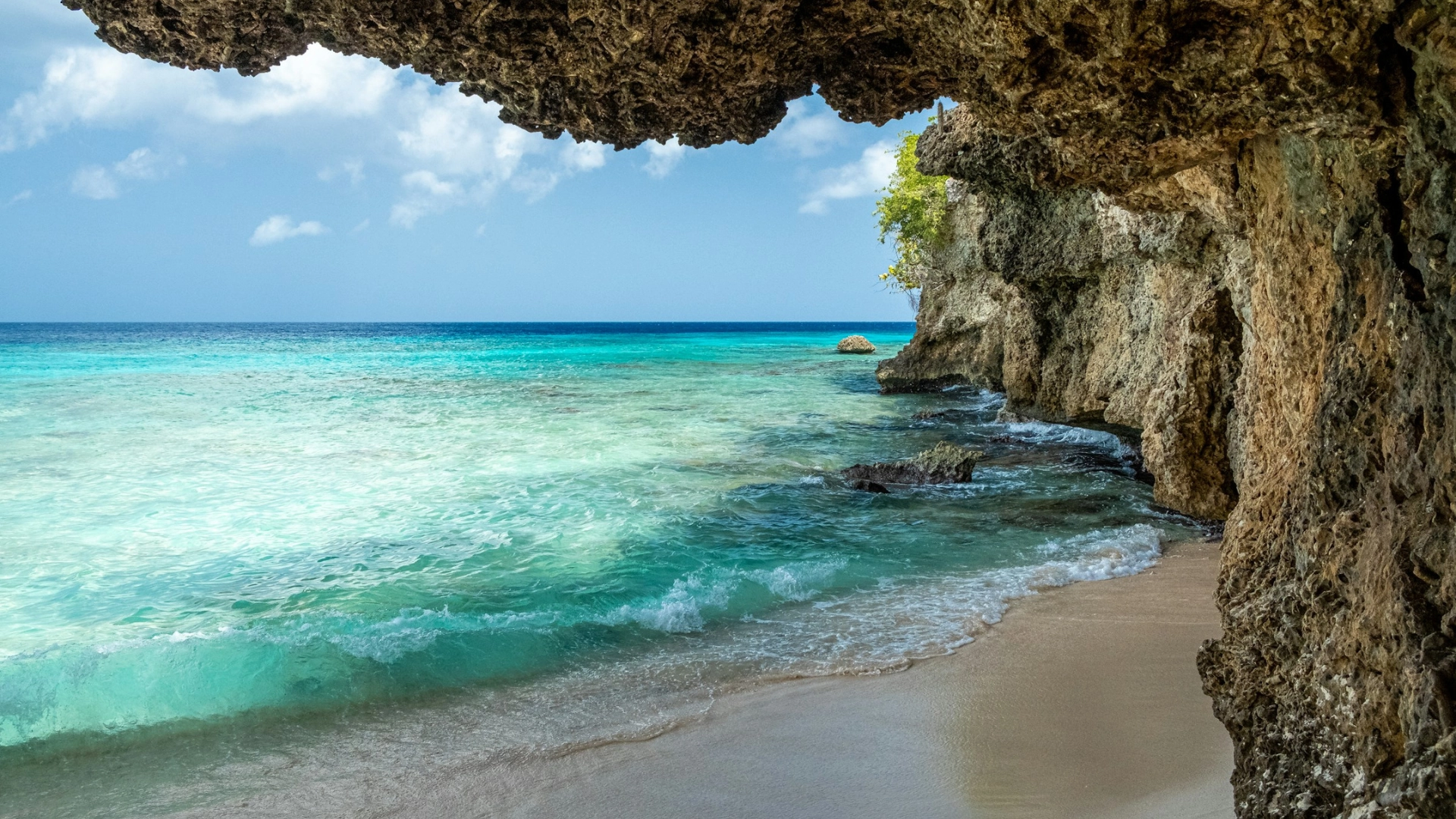 Costa rocosa y playa real de Curaçao con agua turquesa