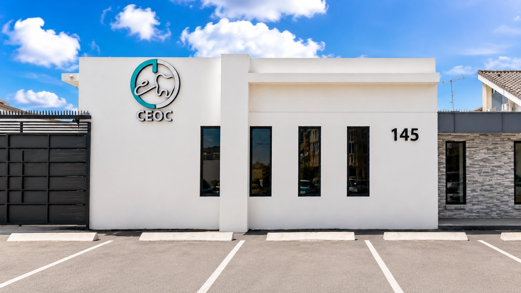 Fachada de CEOC Curaçao en Willemstad con el logo de la clínica y el número 145 visibles