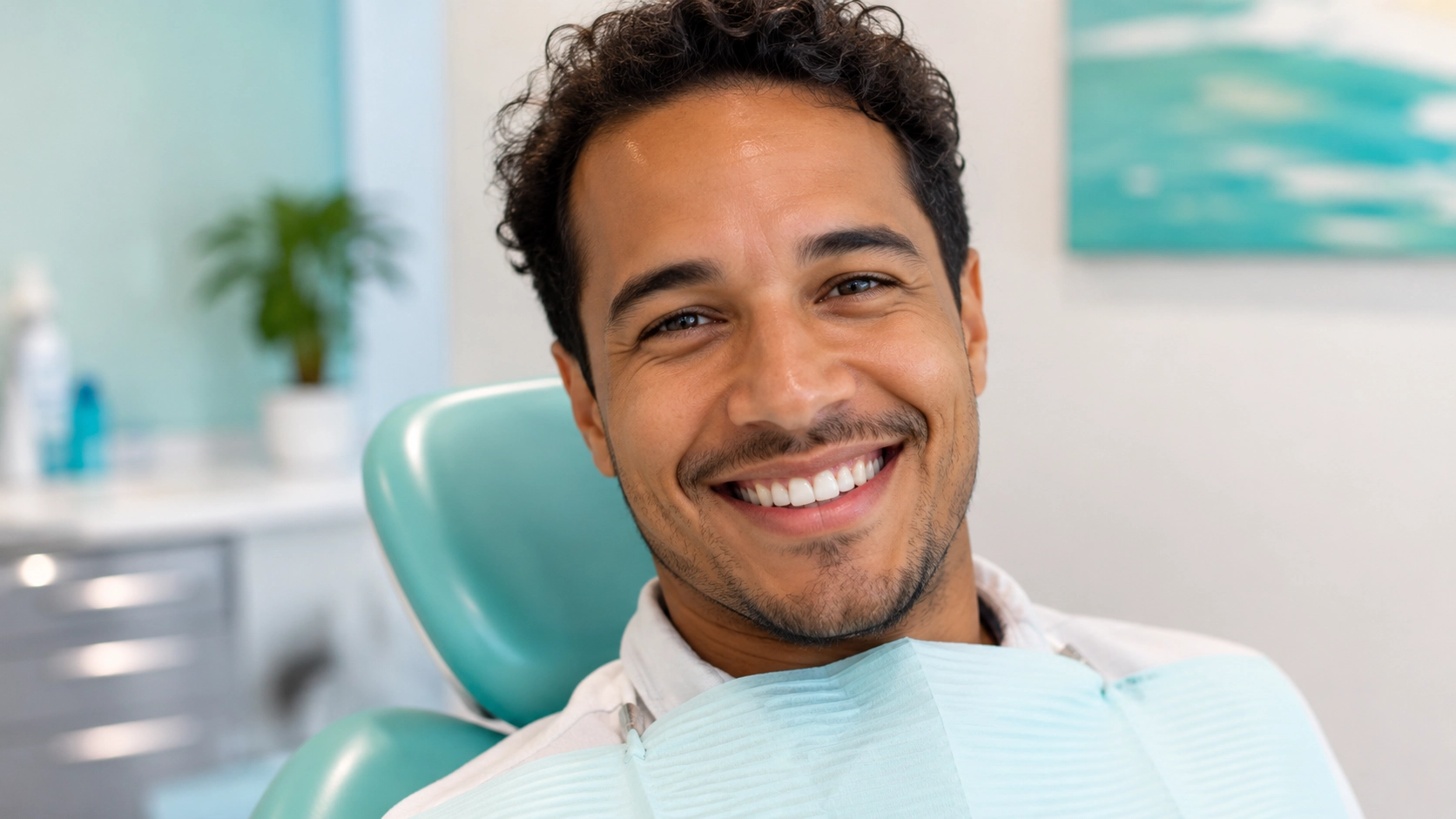 Paciente sonriendo después de una limpieza dental en CEOC Curaçao