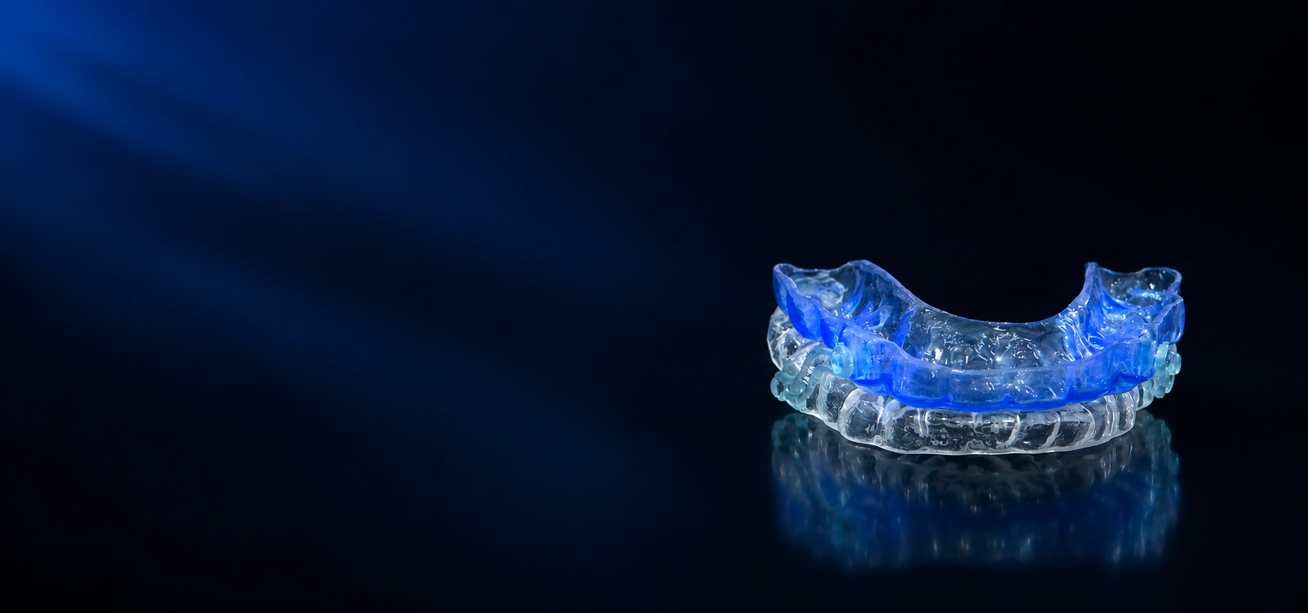 Dispositivo intraoral azul hecho a medida para pacientes seleccionados con ronquido o alteraciones respiratorias del sueño