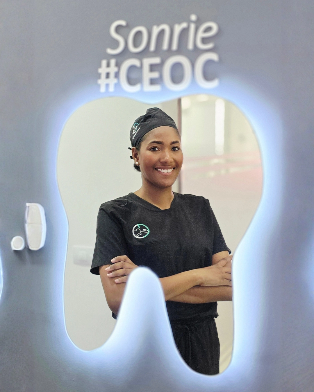 Profesional de CEOC frente a un espejo con el mensaje Sonríe CEOC